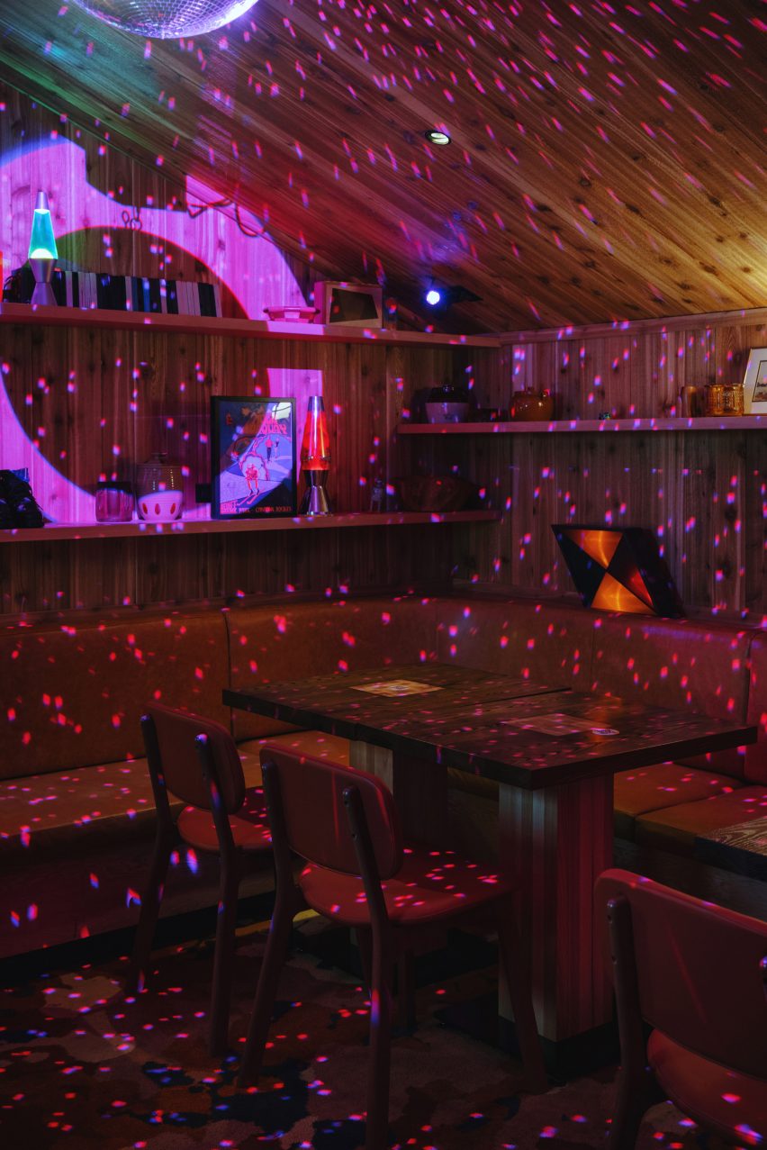 Sala de karaoke con bola de discoteca y lámparas de lava