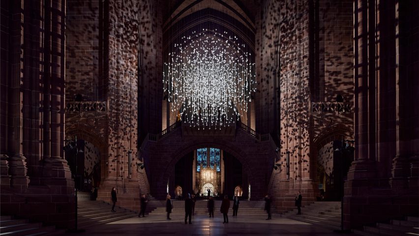 Kulová instalace tvořená zavěšeným kusem uhlí osvětleným uvnitř katedrály
