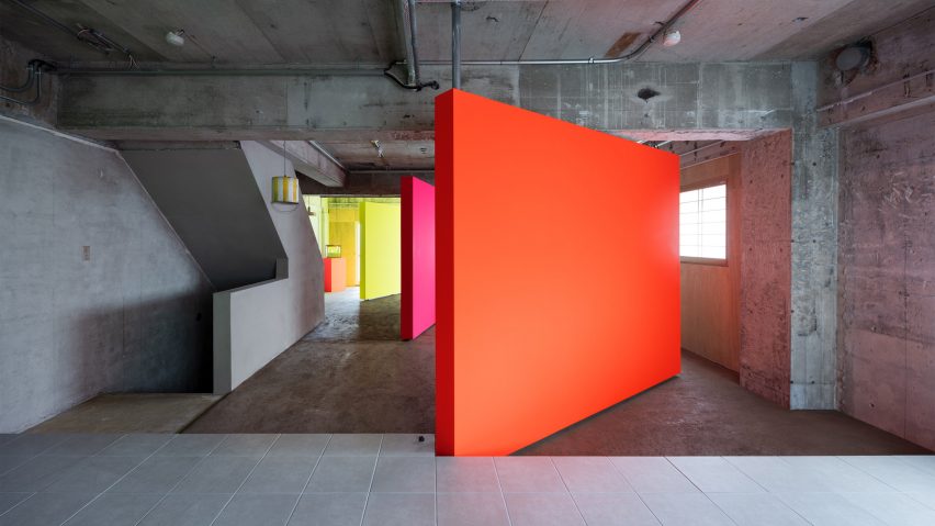 Fluorescent rotating partition walls in a concrete apartment by AB Rogers