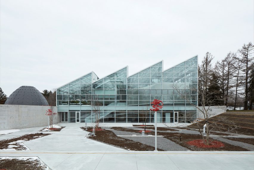 ساختمان بام اره‌ای دارای باغ وحش و موزه ،ات در مونترال، کانادا