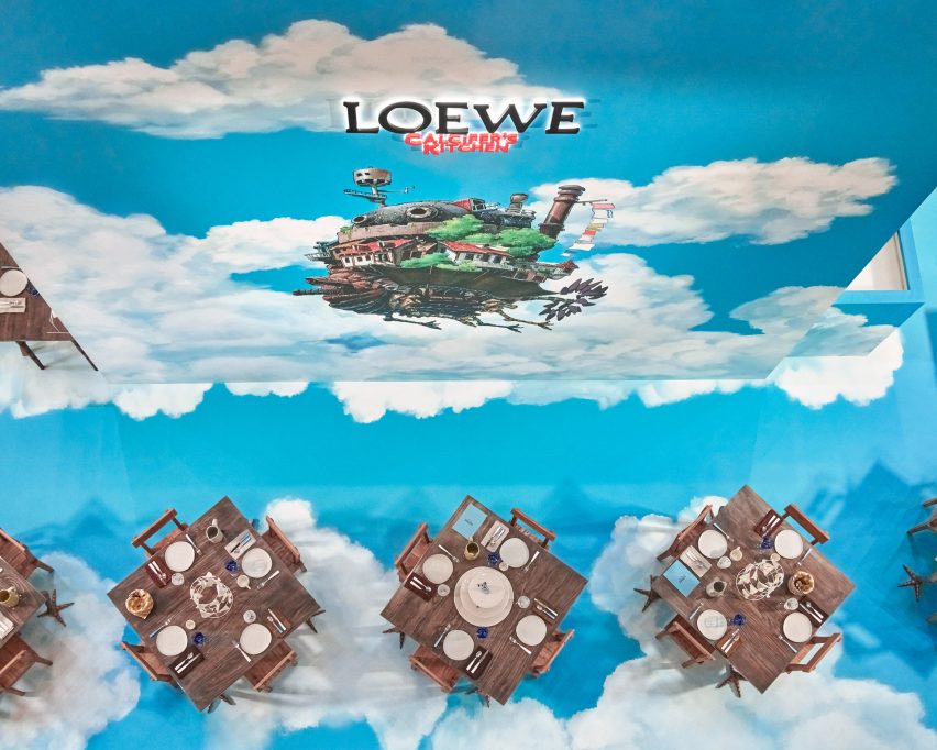 Letecký pohled na stoly s tenkými nohami v instalaci Loewe v Dolly's Cafe 