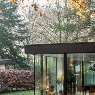 One-storey home with glazed facade in a forest