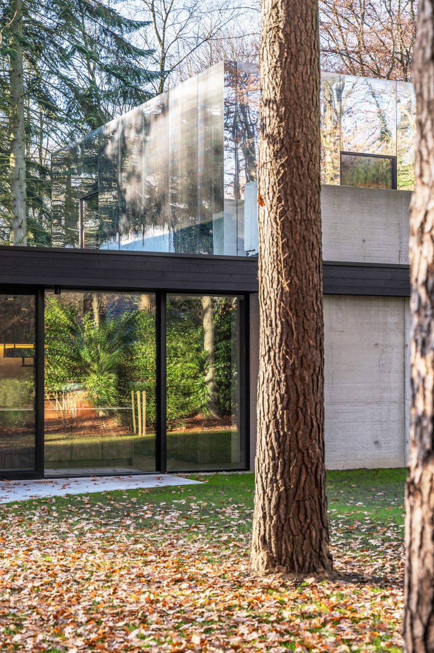 Mirrored cladding lets Beli Home “disappear” into Belgian forest