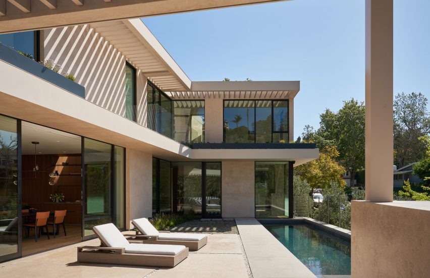 Slender swimming pool next to terrace of house by Montalba Architects in California