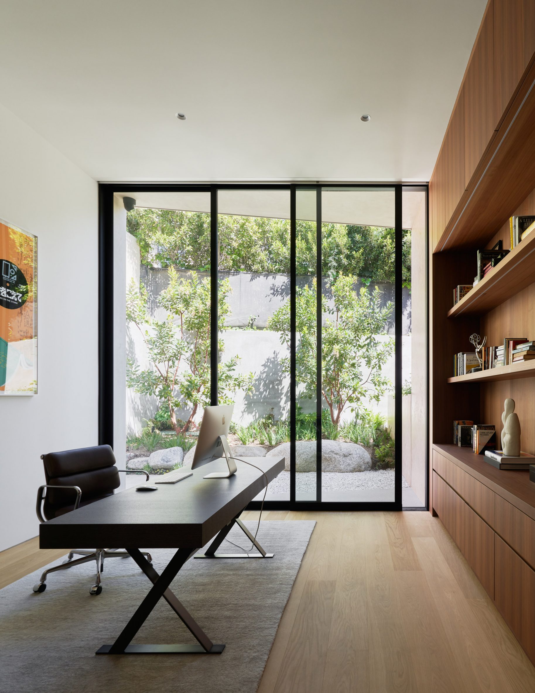 Downstairs office in Californian house by Montalba Architects