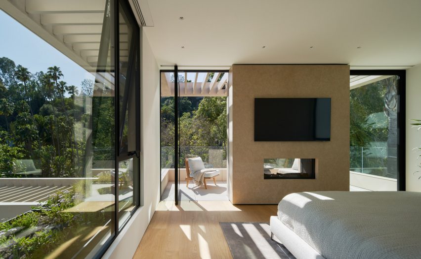 Bedroom within southern Californian home by Montalba Architects