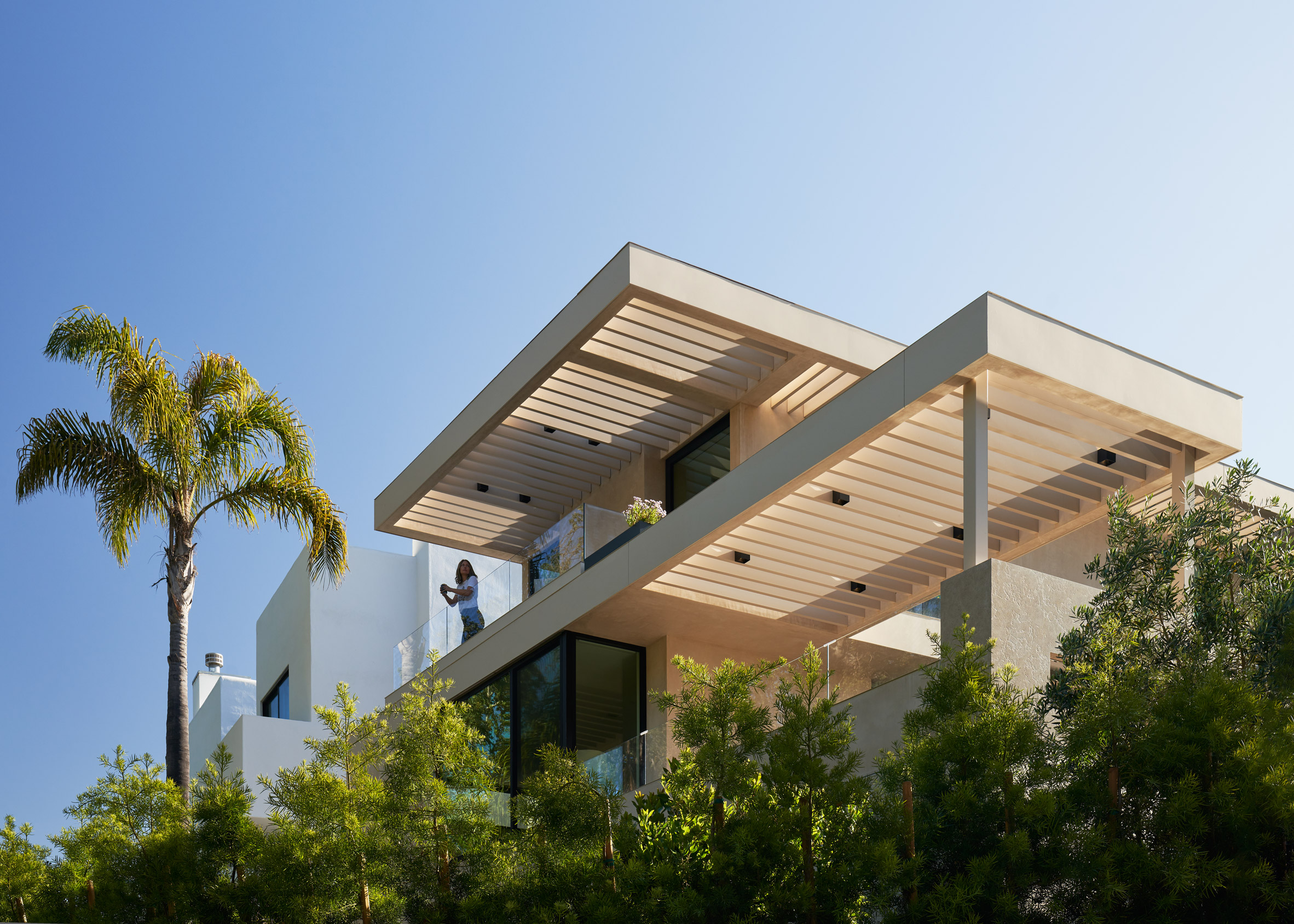 Rectilinear louvres on Canyon Terrace House by Montalba Architects in California