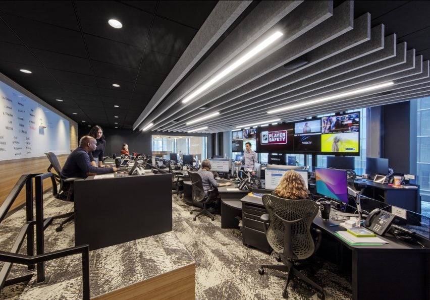 Экран с комнатами и рабочими в штаб-квартире НХЛ в Нью-Йорке.