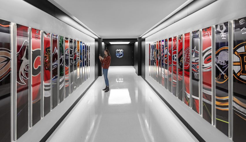 Interior de oficina para la sede de la NHL con llamativos detalles gráficos de TPG Architecture
