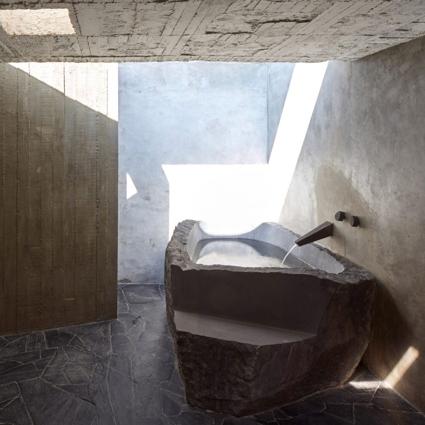 Bañera en baño de hormigón de la Ciudad de México