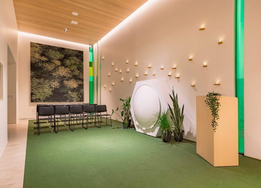 Sala de ceremonias de una instalación de compostaje humano en Seattle diseñada por Olson Kundig
