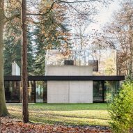 Mirrored cladding helps Belgian villa "disappear" into forest