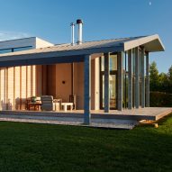 Ryall Sheridan Carroll Architects includes monumental porch on Long Island home