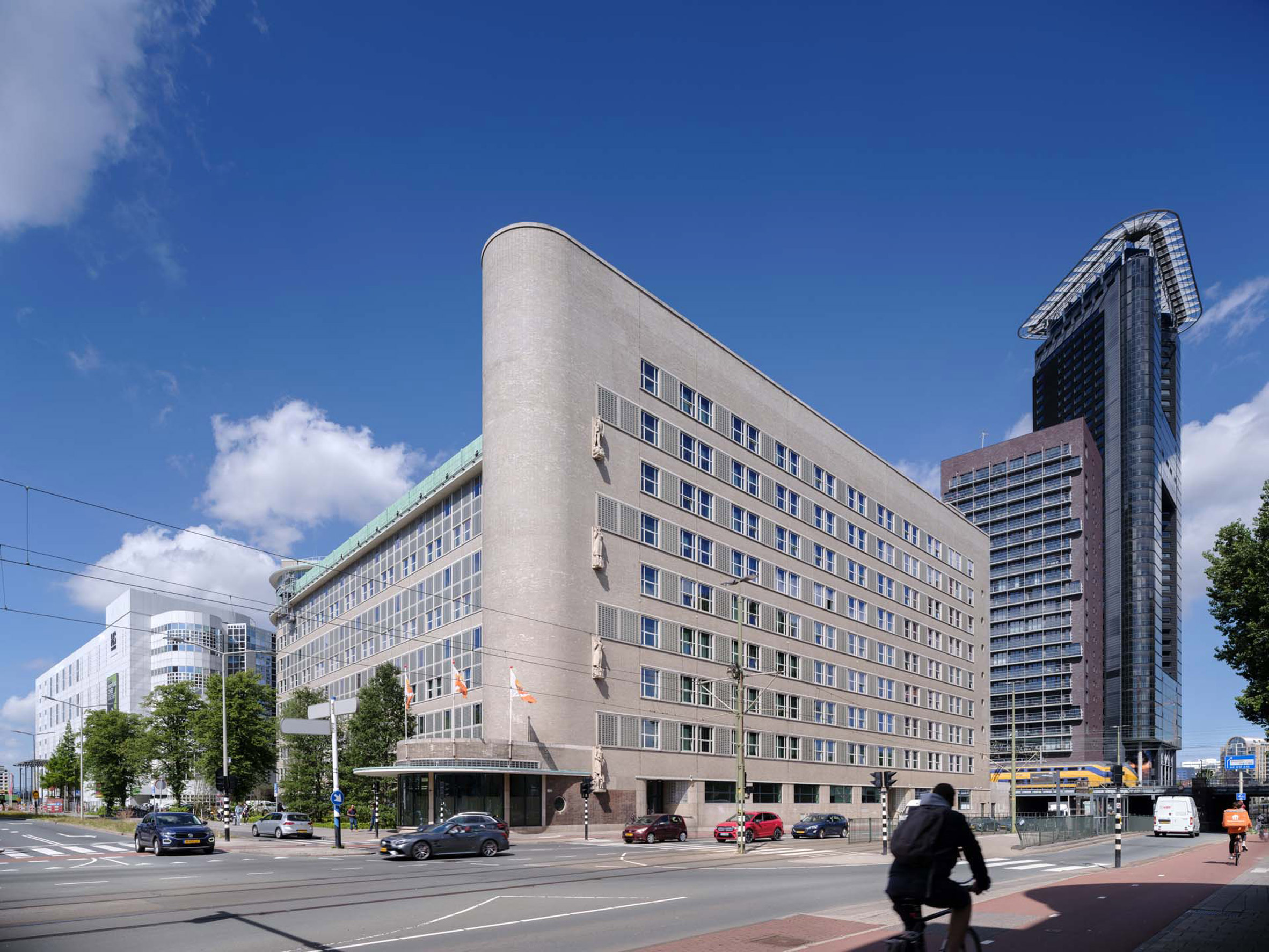 redden Onzuiver overdrijven KCAP and Kraaijvanger transform Dutch postal warehouse into offices