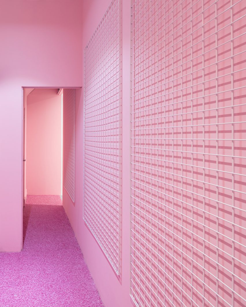 Полностью розовые стены и полы в галерее Superzoom в Париже