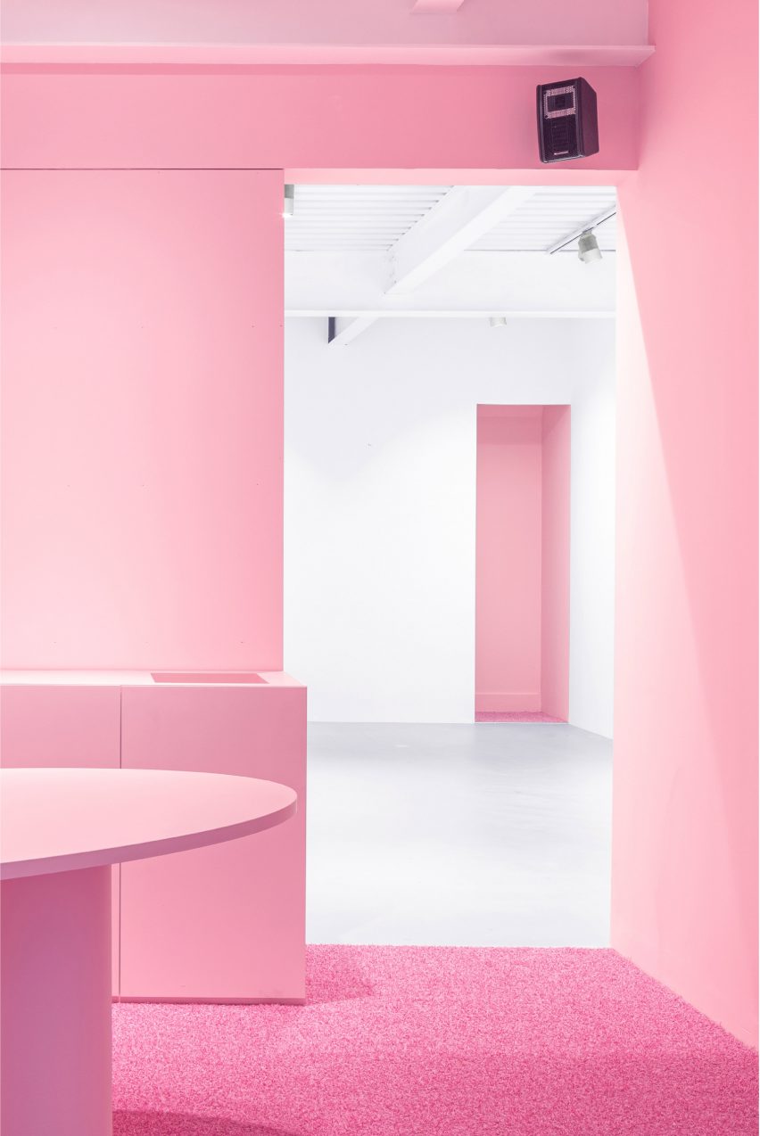 Rosa Interieur an der Superzoom Galerie
