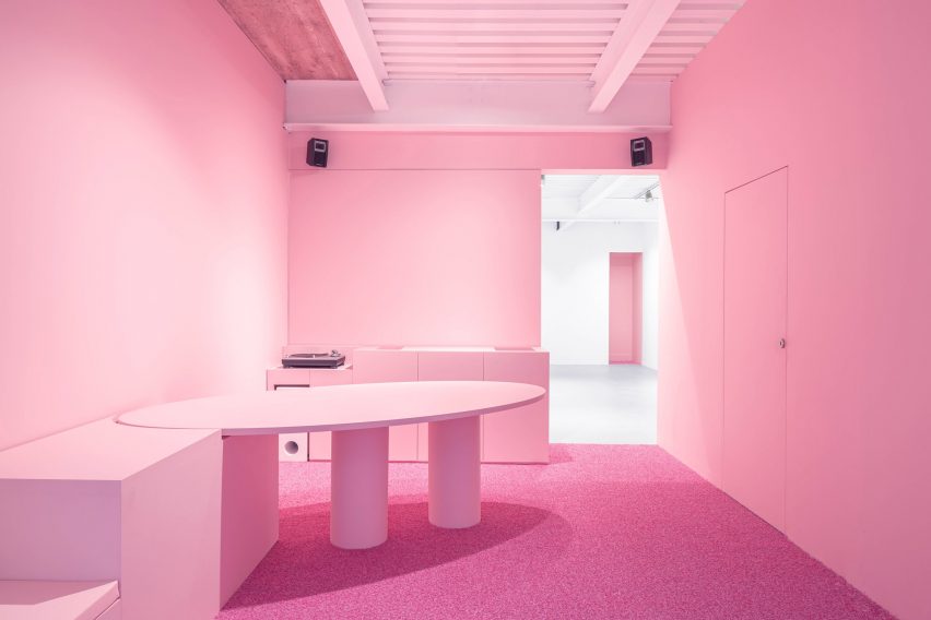 Galeri superzoom di Paris dengan interior serba pink