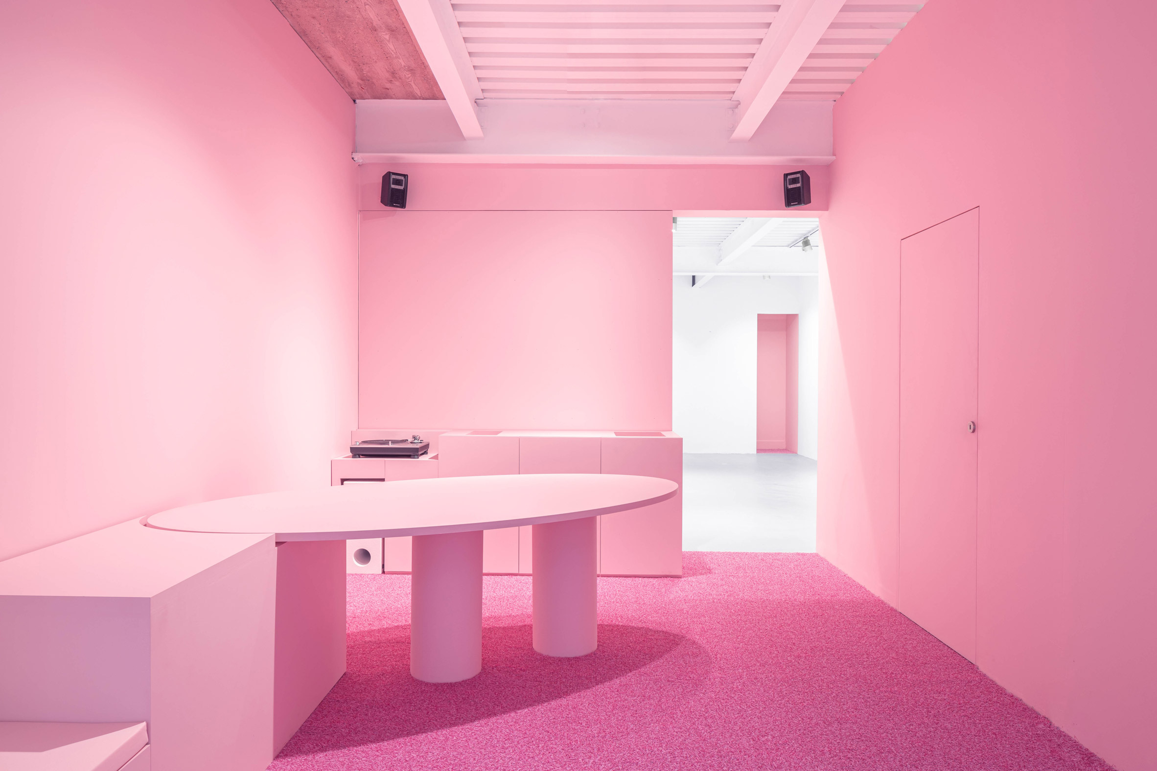 Superzoom gallery in Paris with all-pink interiors