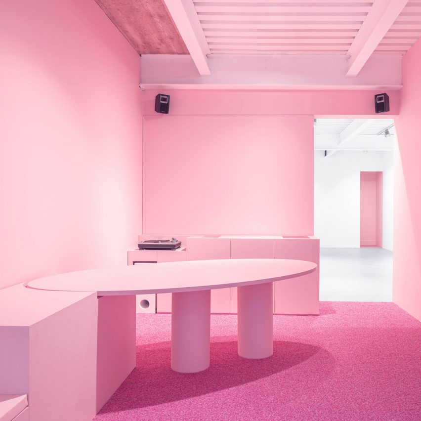 Superzoom gallery in Paris featuring all-pink interiors
