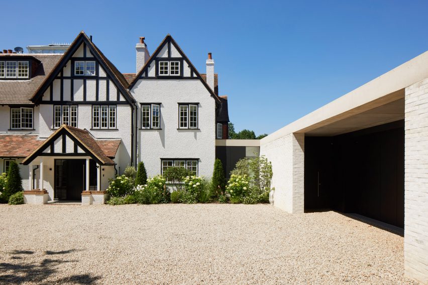 Surrey house with garage in contemporary extension