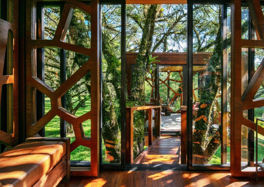 Dřevěný interiér stromového domu v Brazílii od Studio MEMM