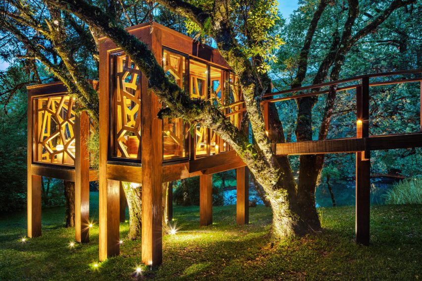 Casas na árvore iluminadas no Brasil pelo Studio MEMM