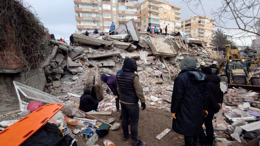 İnsanlar Türkiye-Suriye depreminin neden olduğu yıkımı izliyor