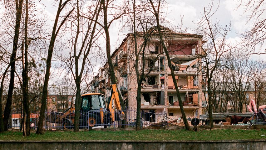 Budova poškozená válkou na Ukrajině