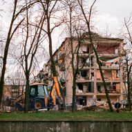 Poškozená budova na Ukrajině