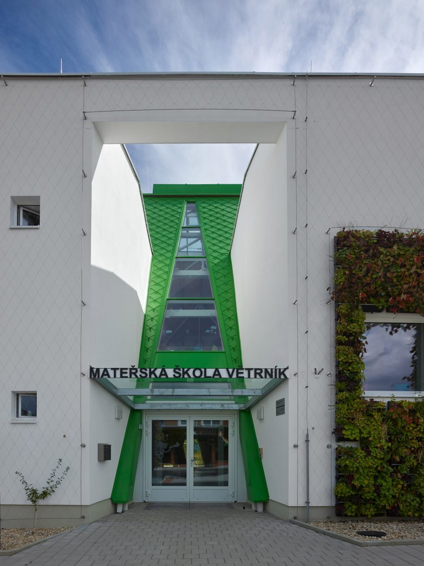 Entrance to Větrník Kindergarten in Czech Republic by Architektura