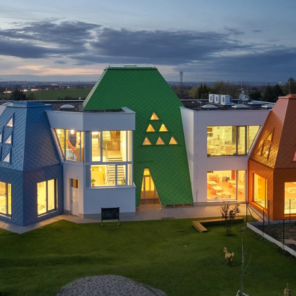 Architektura vytváří barevnou Mateřskou školu Větrník v České republice