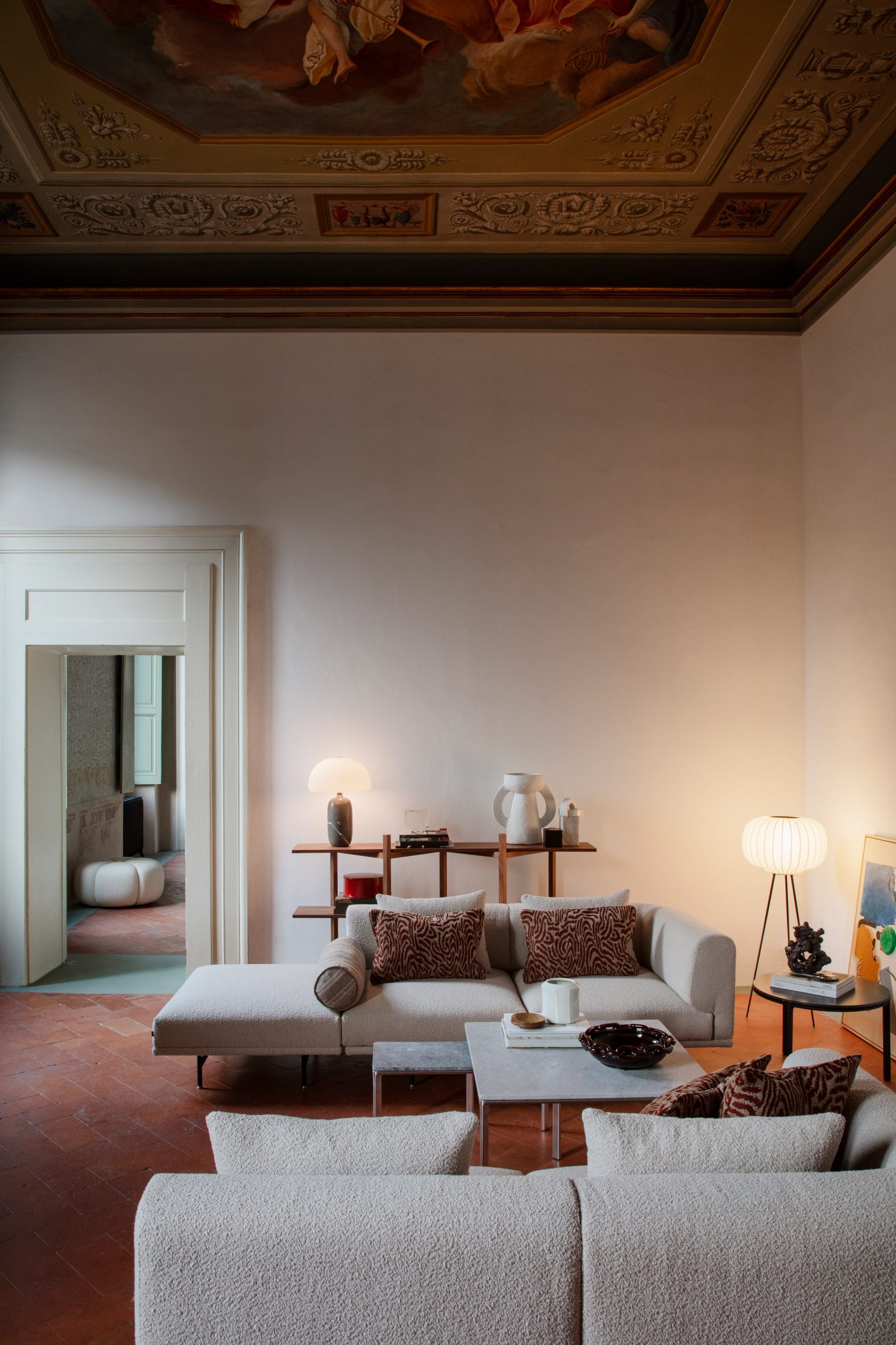 Living space in pop-up hotel with beige chez lounge in Palazzo Monti