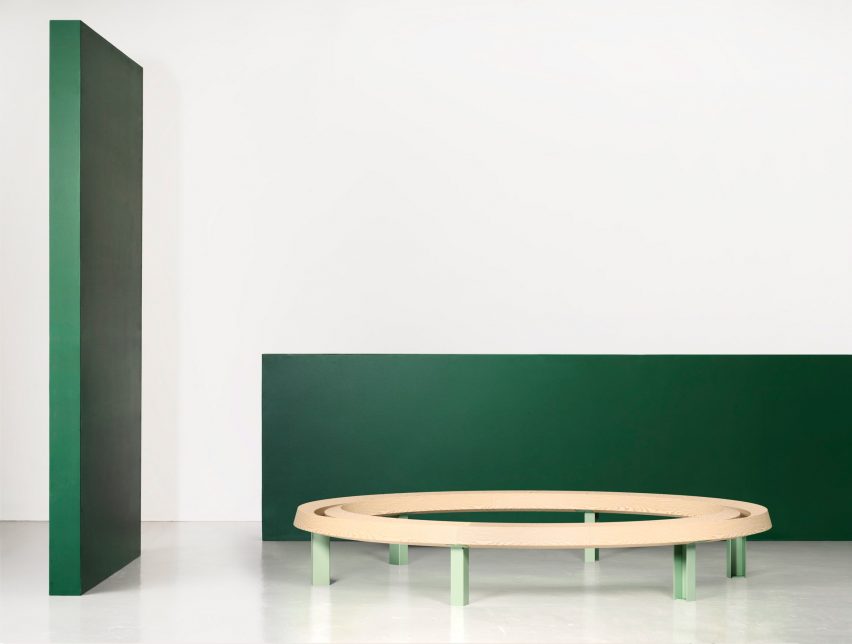 Round version of Ypsilon, a bench designed by Daniel Rybakken for Vestre