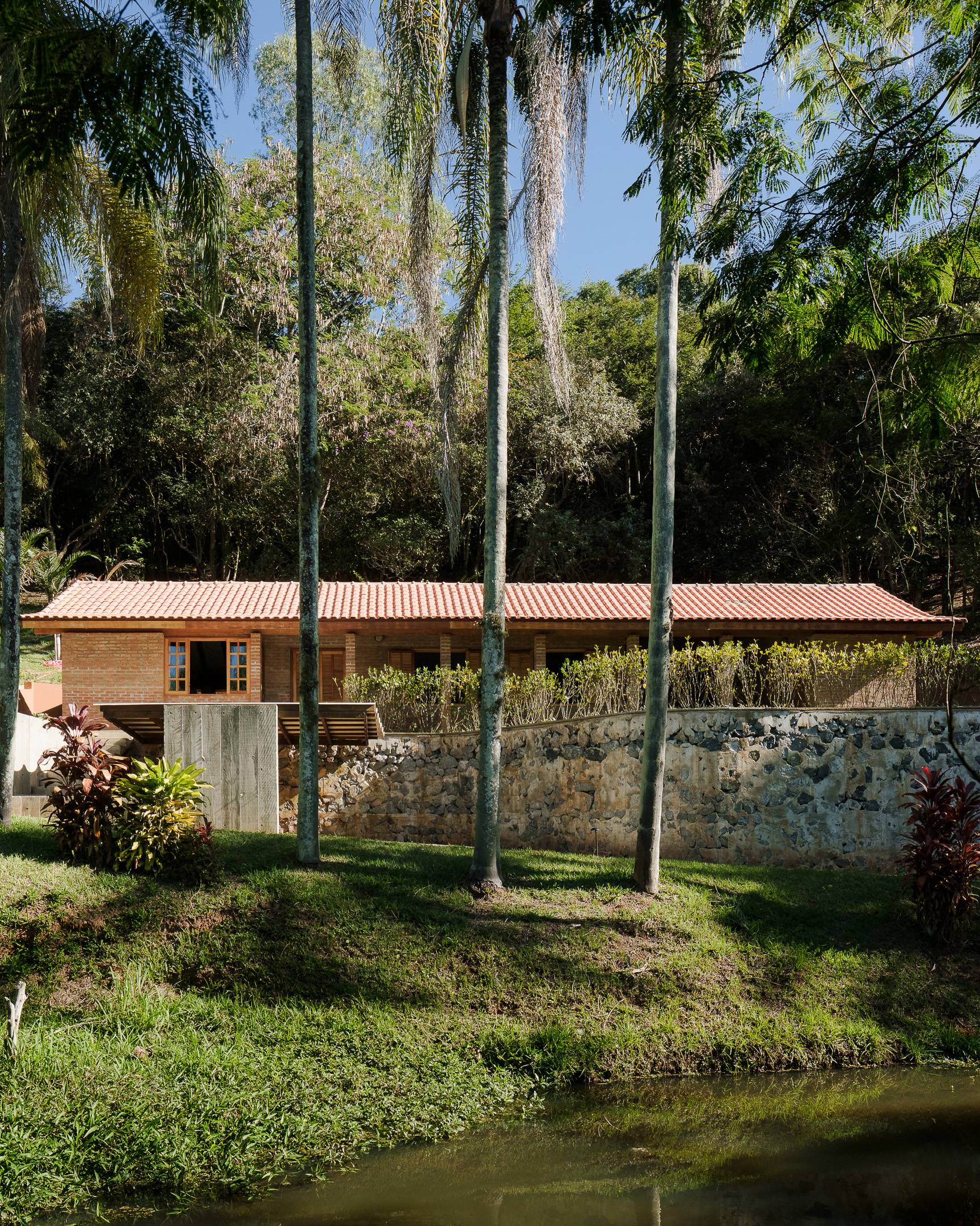 Low-slung brick-clad renovation project in Brazil