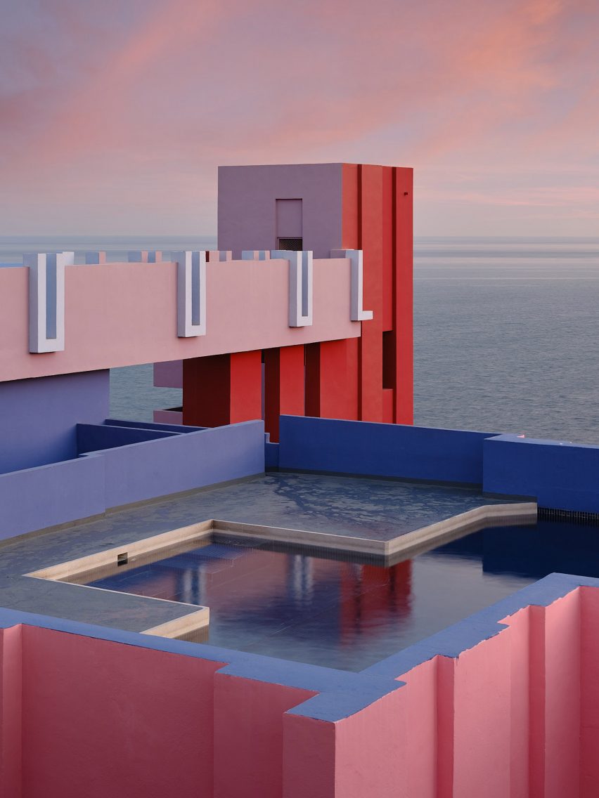 Pool on Muralla Roja with pink sky and ocean in background