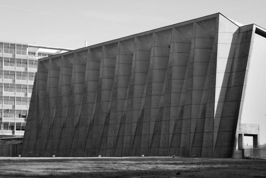 Fotografía en blanco y negro del brutalista Salón de Conferencias de la UNESCO