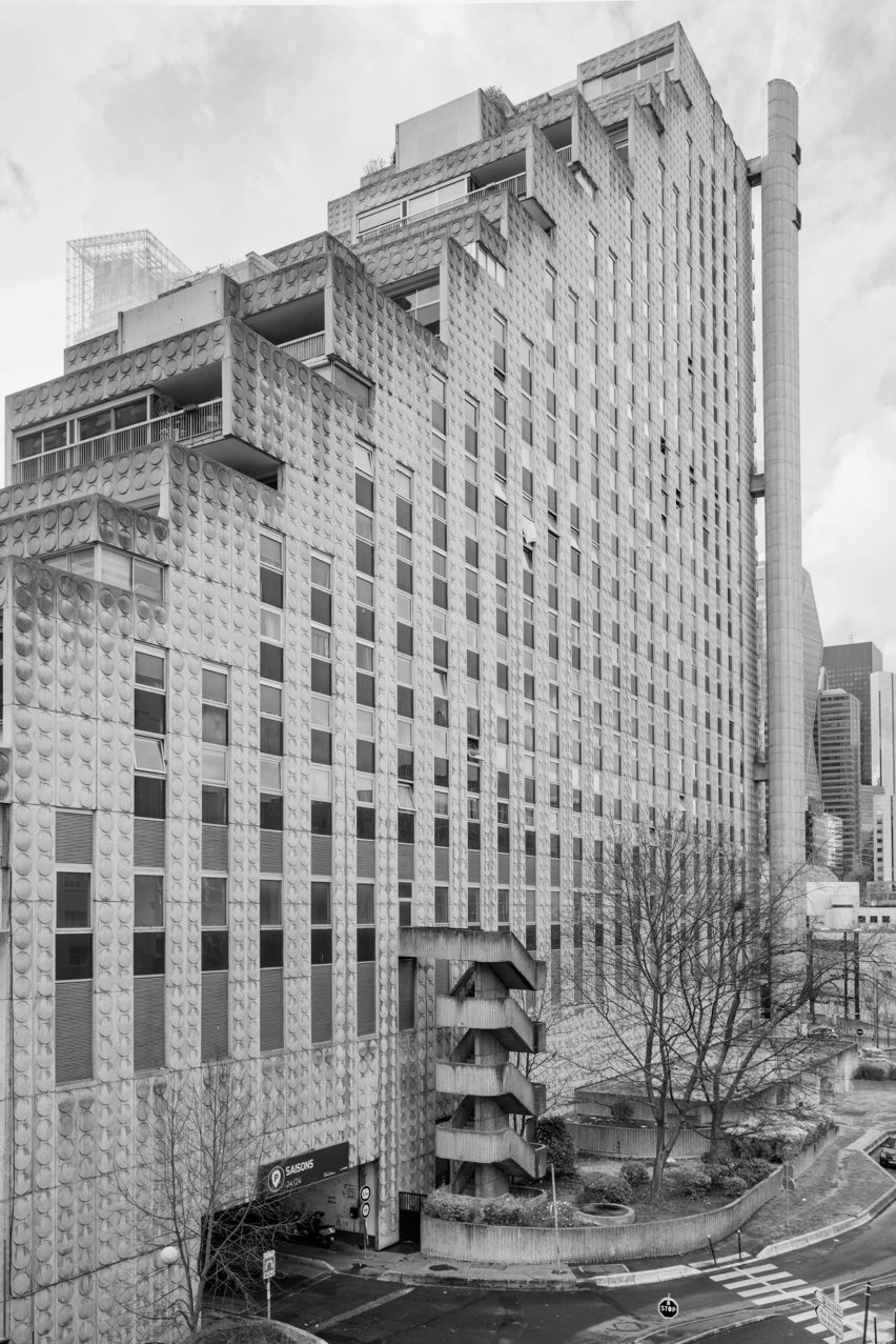 Fotografía en blanco y negro de una torre de hormigón brutalista con techo escalonado