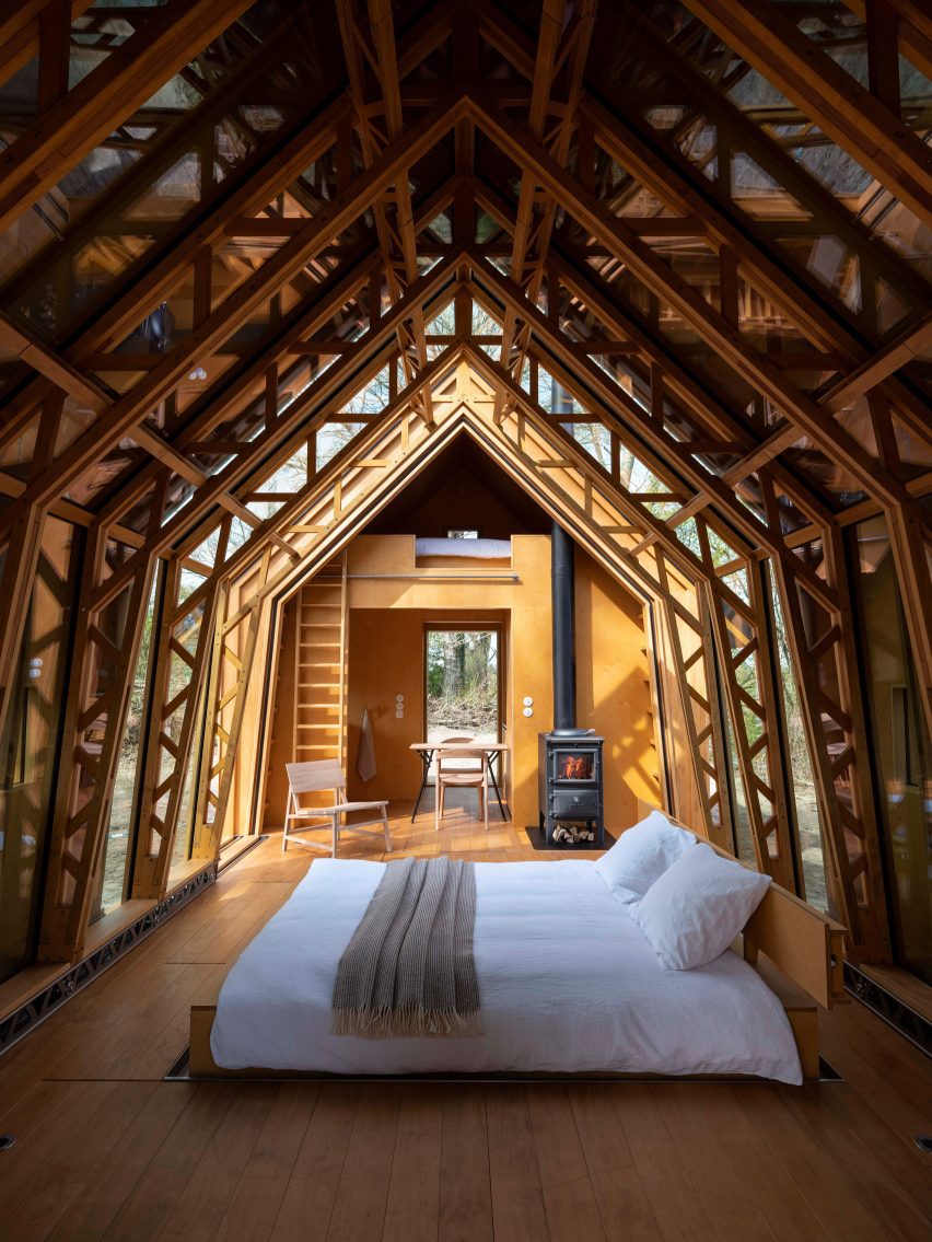 Interior de una pequeña casa de madera de Caspar Schols