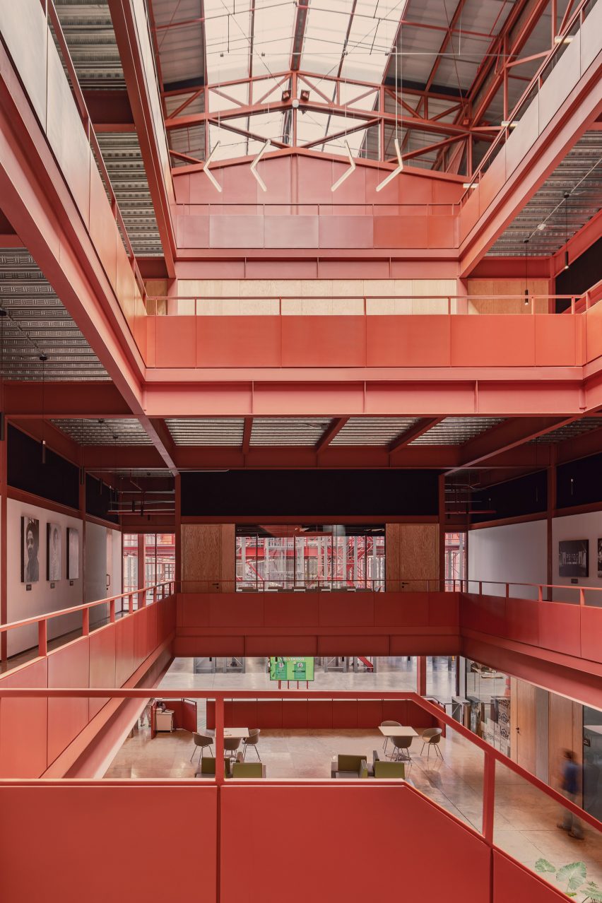 Reddish structural framing by Estudio MMX and Luis Campos at Betterware campus in Mexico