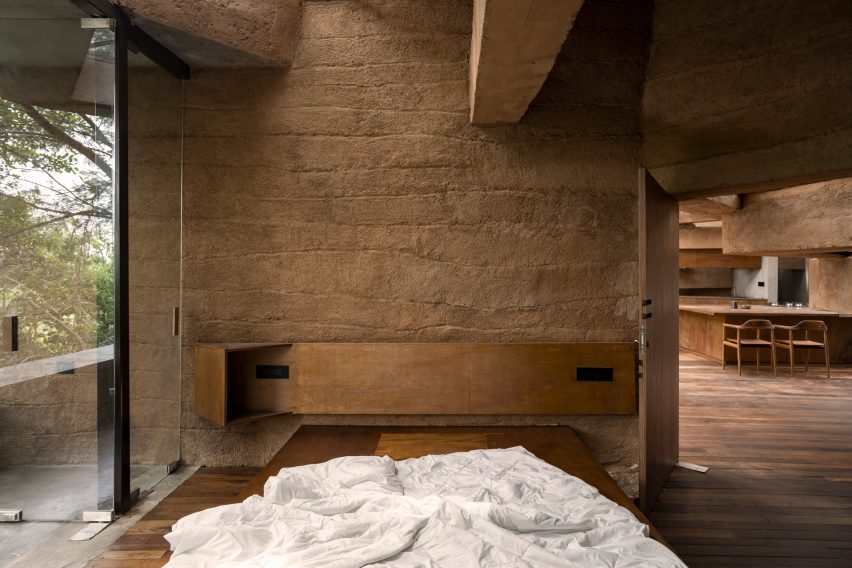 Bedroom of Chuzhi house in India by Wallmakers