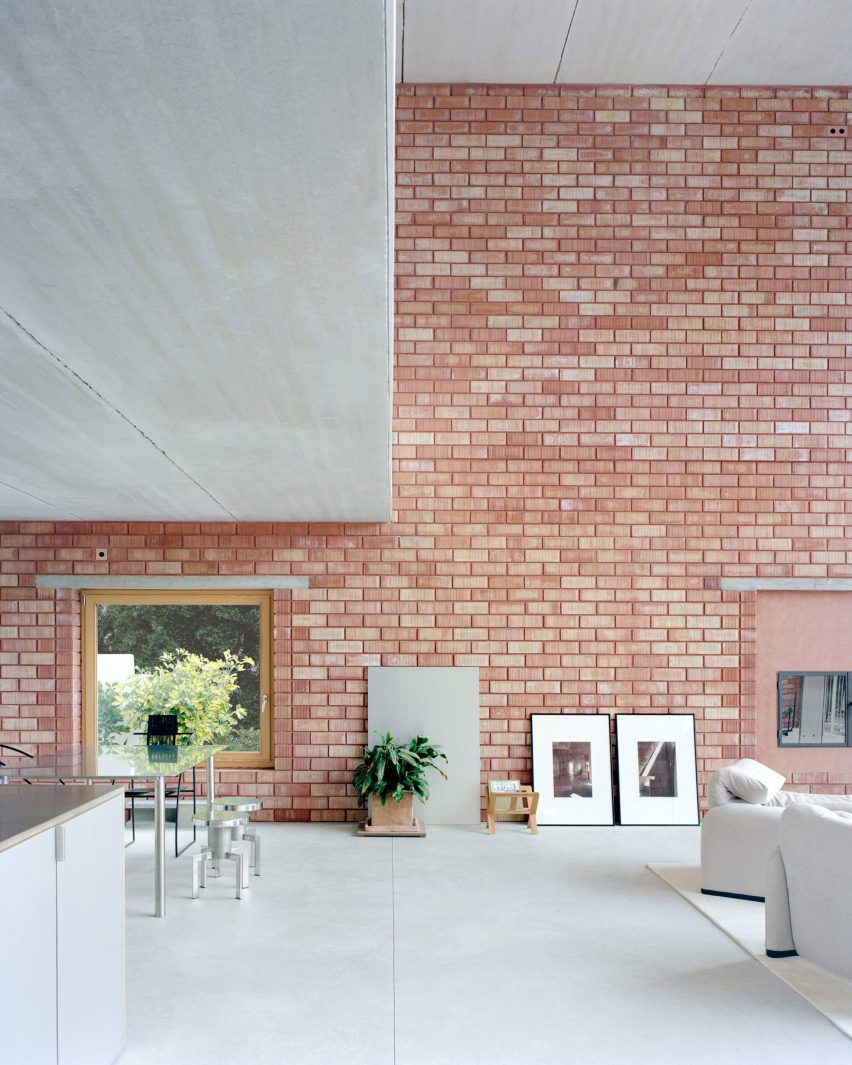 Living room featuring minimalist furniture inside Casa Dosmurs