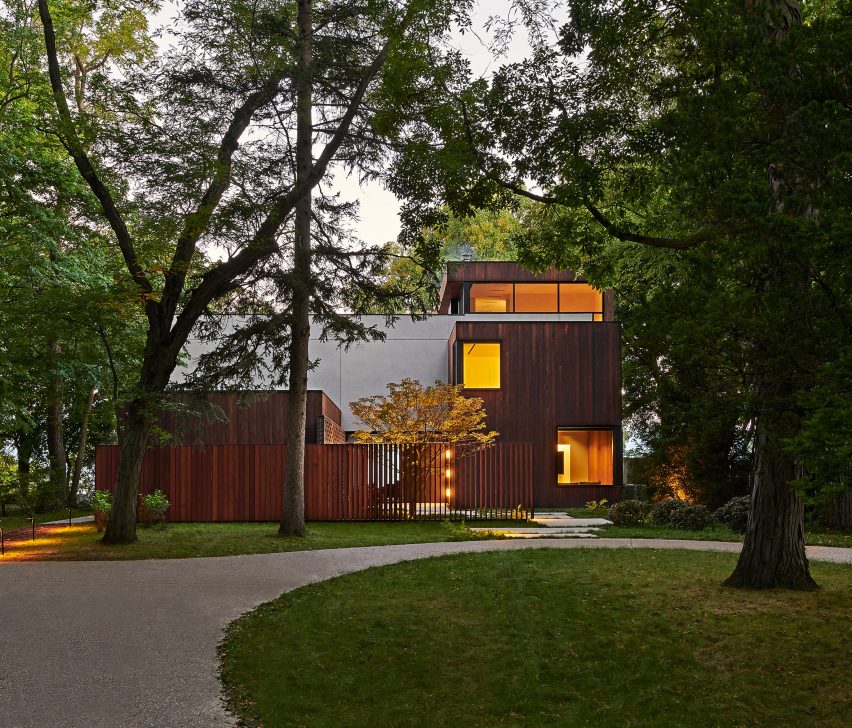 DMAC creates Michigan Lake Home with cantilevered ash-clad volumes