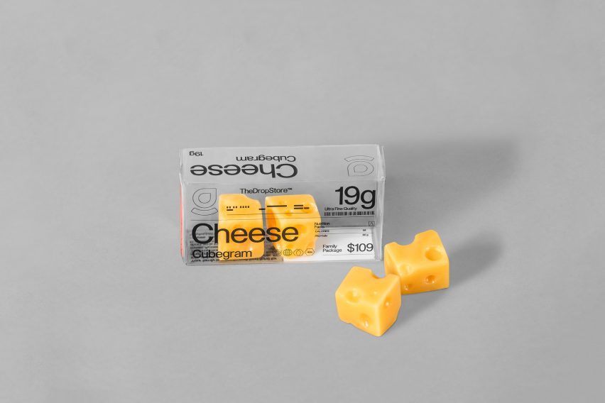 Μικροί κύβοι τυριού με εννοιολογική συσκευασία