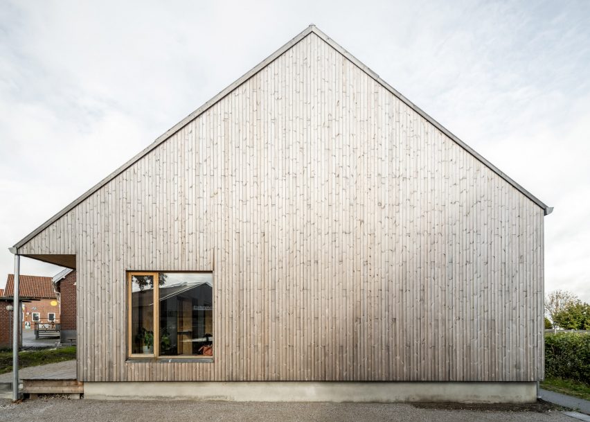 Fachada revestida de madera del edificio diseñado por Henning Larsen