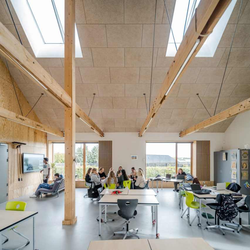Interior de la ampliación de la Escuela Feldballe por Henning Larsen Architects