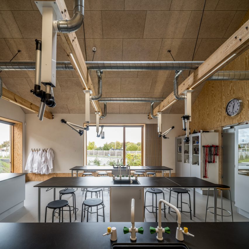 Interior de la ampliación de la Escuela Feldballe por Henning Larsen Architects