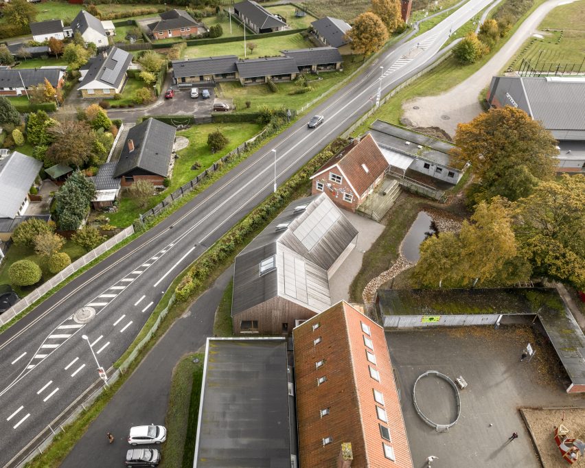 Vista aérea de la escuela Feldballe en Dinamarca