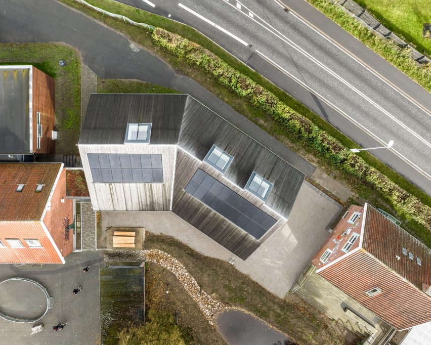 Vista aérea de la extensión de la escuela Feldballe por Henning Larsen Architects