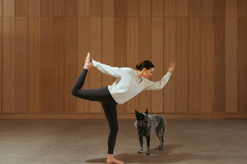 Основатель Find What Feels Good Адриен Мишлер принимает позу йоги рядом со своей собакой