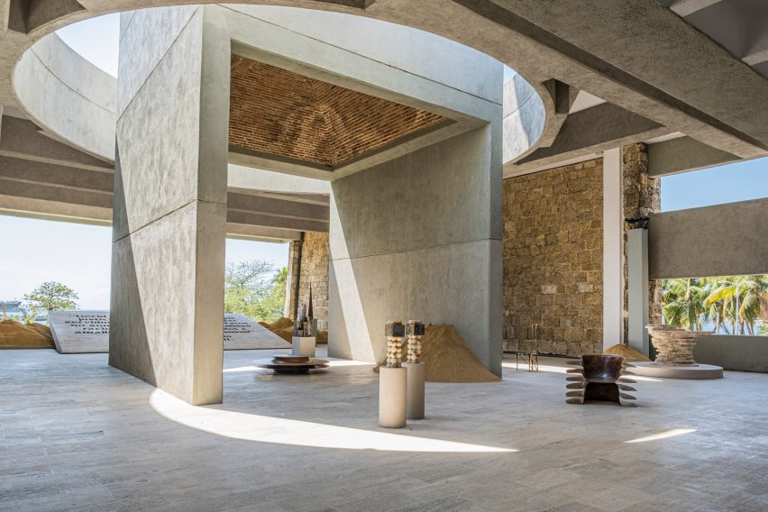 Мебель внутри доминиканского памятника